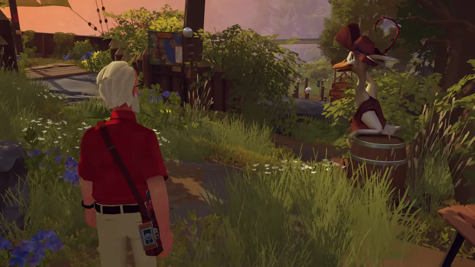 Alfred marchant sur un chemin envahi du parc devant la statue de l'oie pirate capitaine Marley sur un tonneau dans Forever Ago