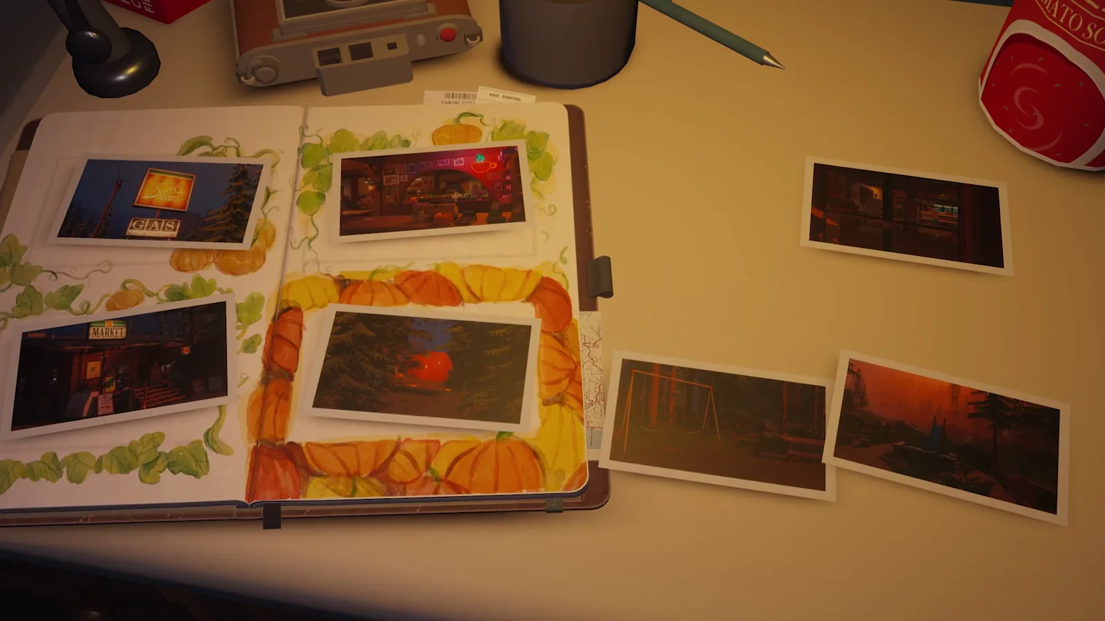 Ein geöffnetes Journal-Album mit abgezogenen Fotos neben einer Sofortbildkamera auf einem Schreibtisch in einer offiziellen Trailer-Szene von Forever Ago